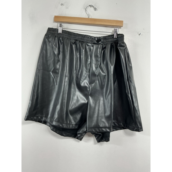 Wdirara Pants - Womans Wdirara Pullon Faux Leather Shorts XXL Plus Black Elastic Waist NWT